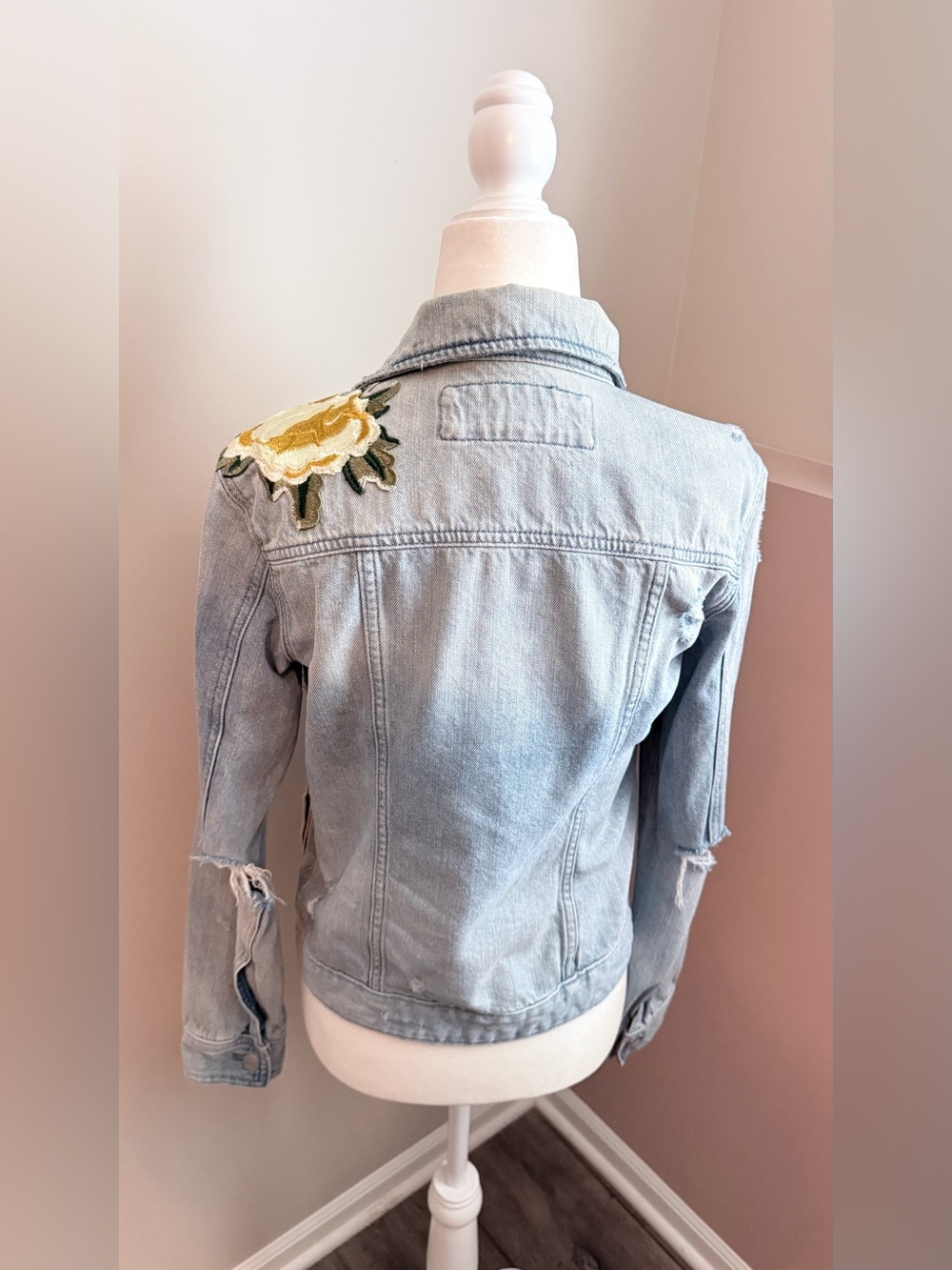 Express Women’s Small 100% Cotton Light Blue Denim Floral Embroidered Jacket - Picture 5 of 9